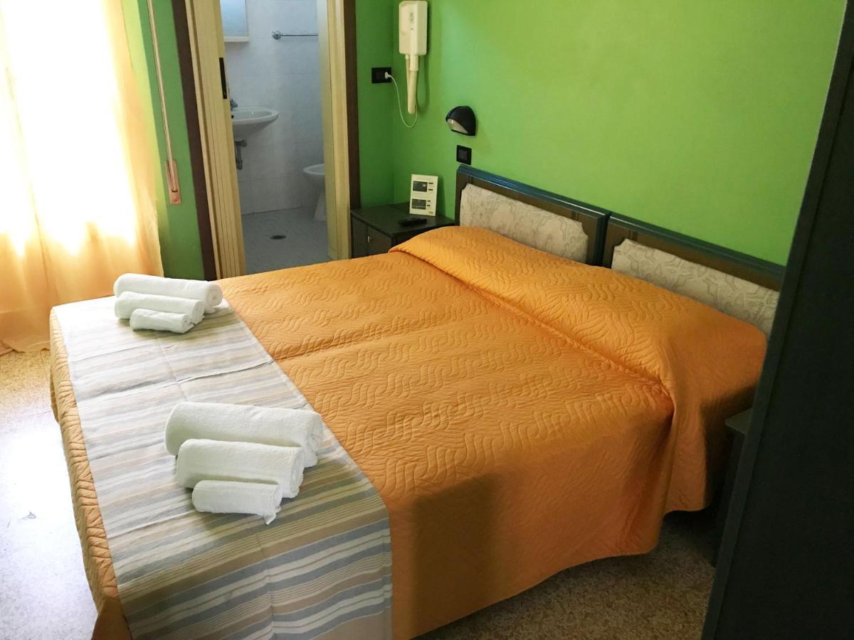 Hotel Berna Римини Экстерьер фото